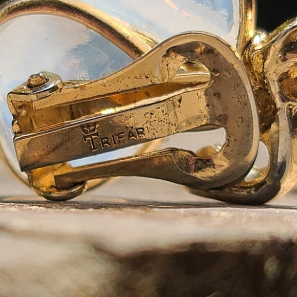 Vintage Crown Trifari Clip-On Earrings Gold Tone Iridescent Opaline Glass Petals - Picture 3 of 8